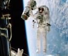 Космонавт во время космической миссии